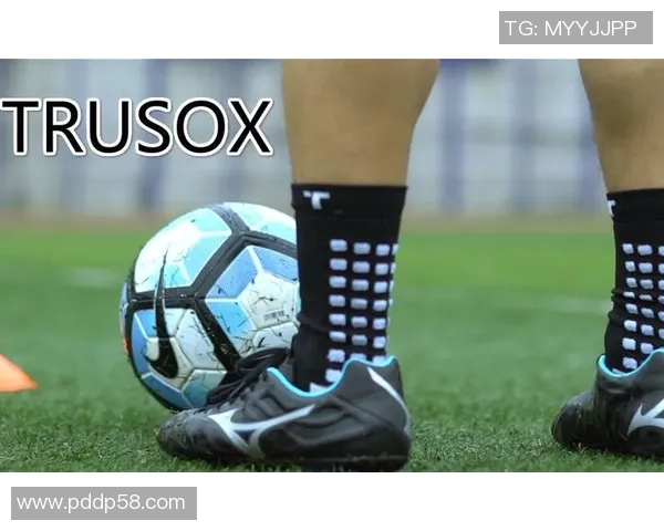 足球球星穿着两双袜子的背后故事与心路历程揭秘