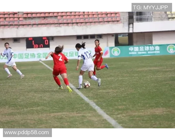 高清女生足球球星风采展示帅气与力量并存的竞技魅力