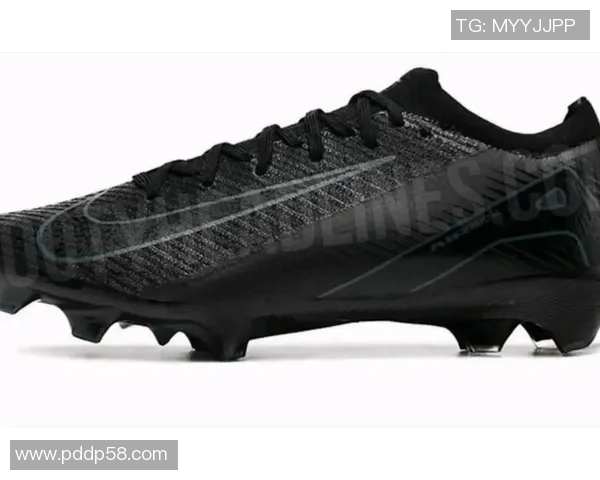 黑色足球鞋球星专属上脚图案解析打造个性化比赛风格